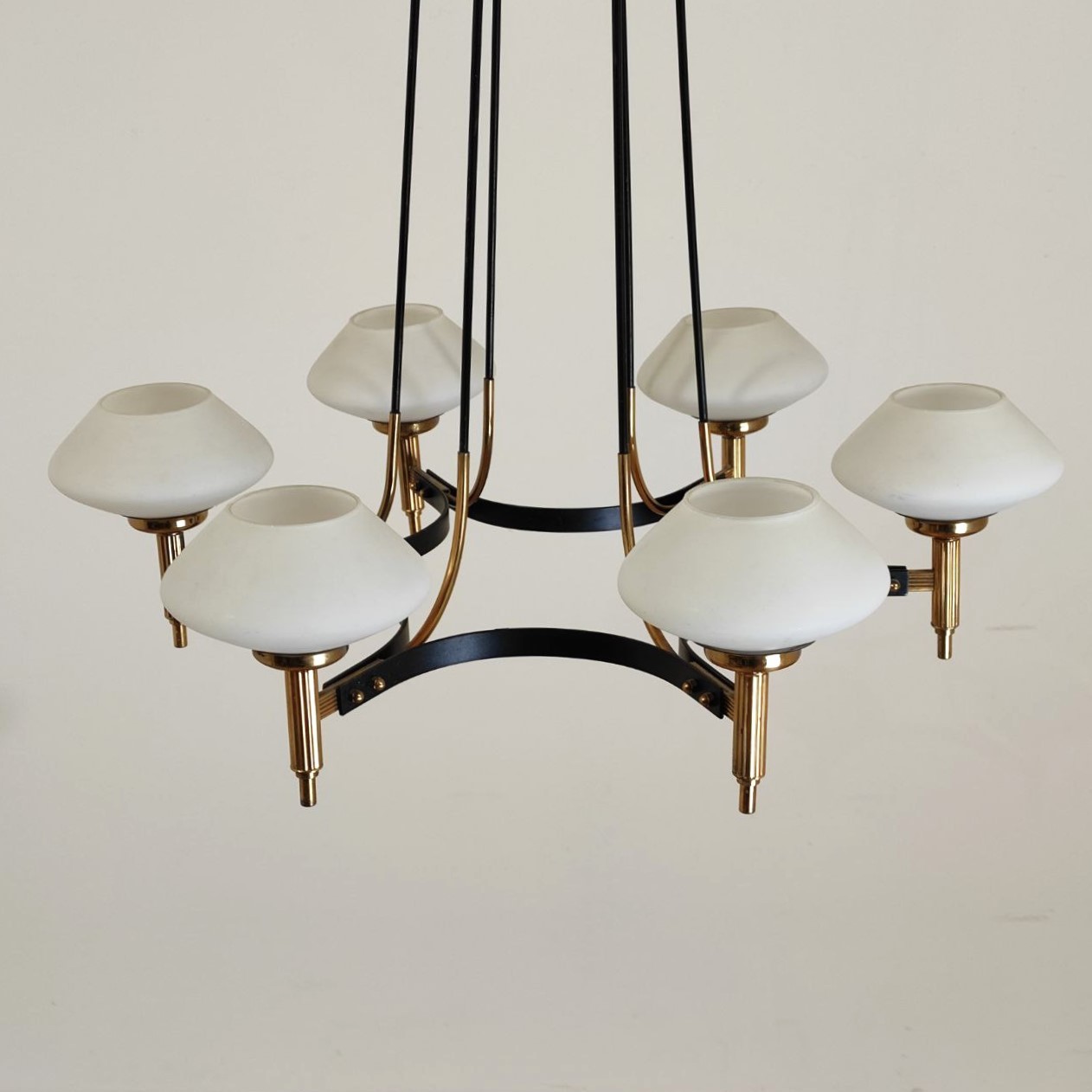 Lampada, sospensione, sei, luci, produzione, Stilnovo, ottone, metallo, verniciato, nero, diffusori, vetro, satinato, Italia, anni50, Six-light, pendant, lamp, Stilnovo, brass, black-painted, metal, frosted, glass, diffusers, Italy, 1950s
