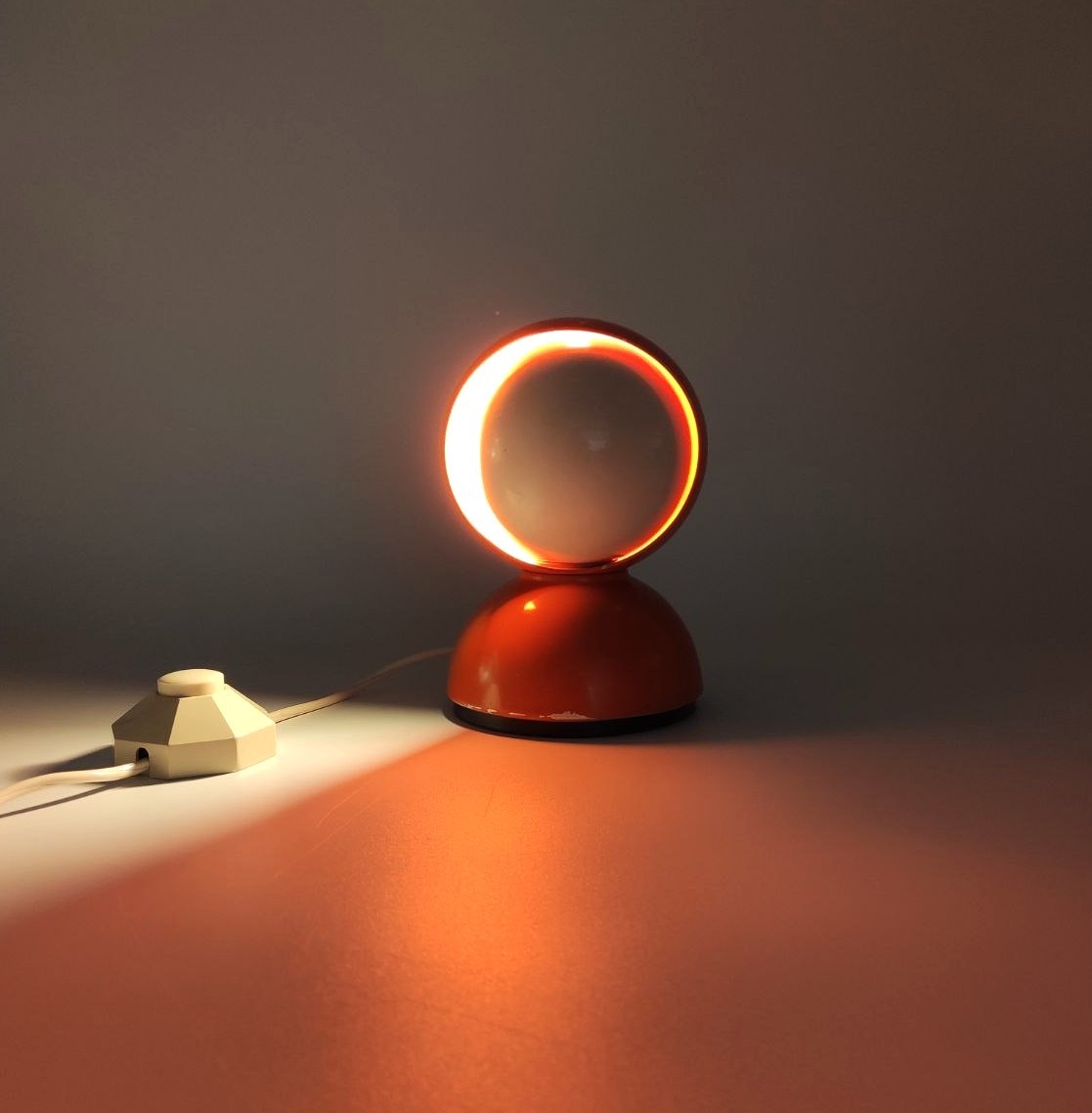 Eclisse, Artemide, design, Vico, Magistretti, 1965, Compasso, doro, 1967, lampada, tavolo, bianca, originale, metallo, verniciato, painted, metal, red, orange, white, lamp, 1960s, Italy, 