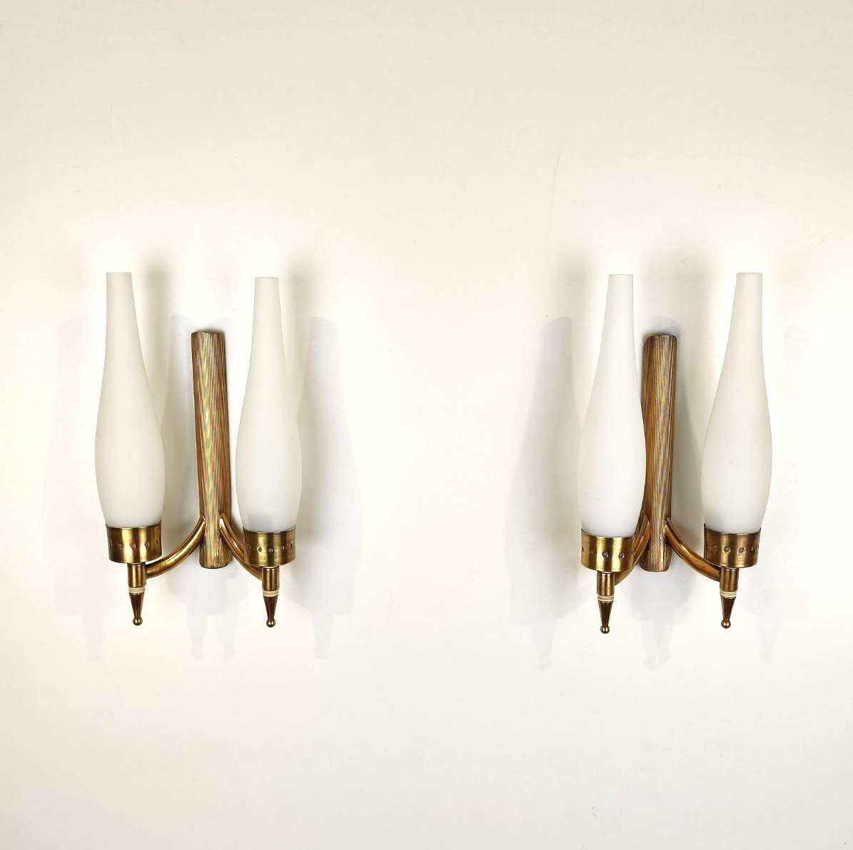 coppia, appliques, doppio, paralume, ottone, vetro, satinato, Italia, anni50, 1950s, satin, glass, brass, Italy, lamp, 