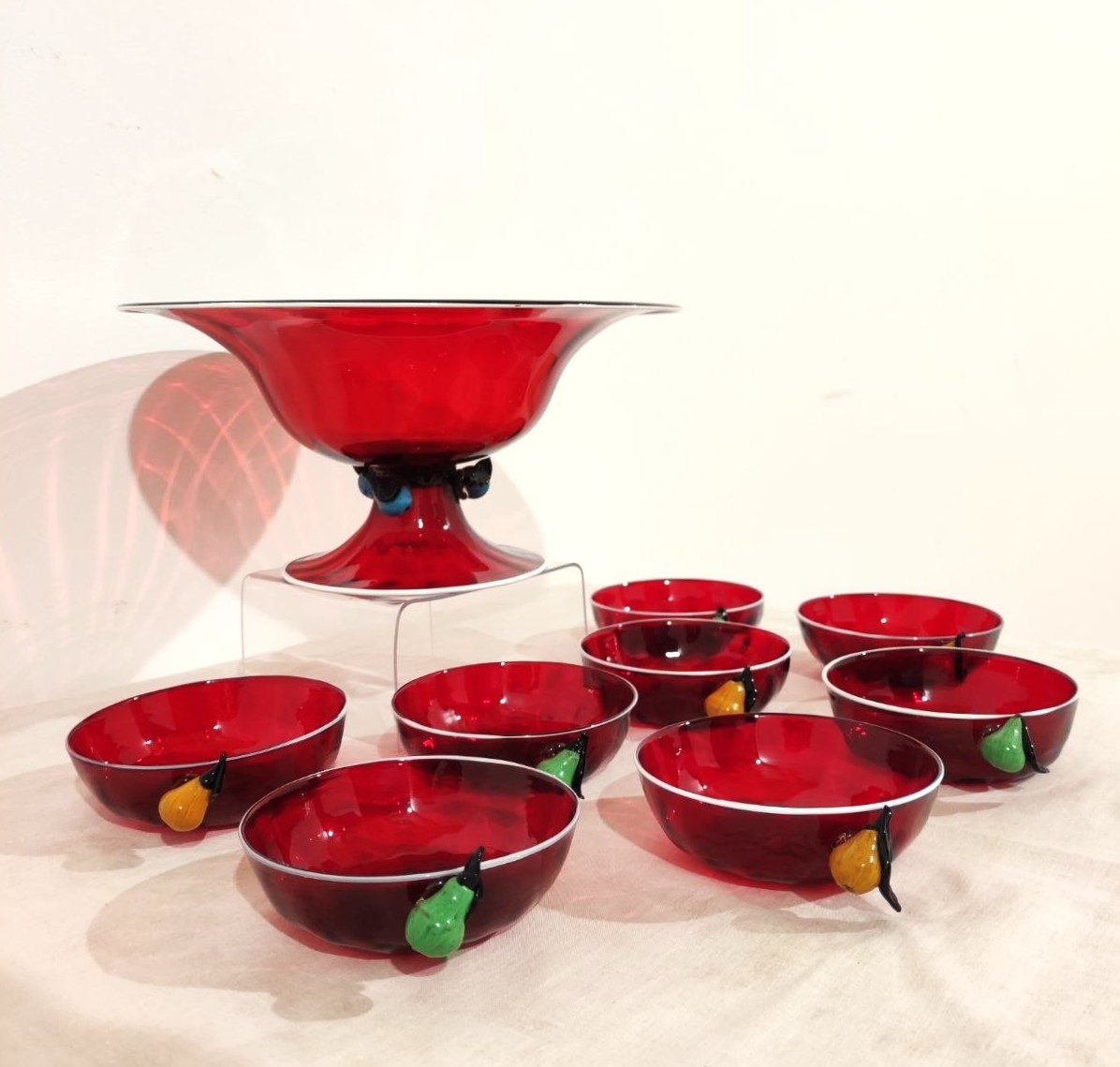 Barovier, anni20, servizio, macedonia, dessert, dolce, vetro, soffiato, rosso, pere, vetro, giallo, verde, celeste, anni30, 1919, 1934, Murano, Barovier, Italia, antiquariato, antiques, red, glass, blowing, 1920s, 1930s, 