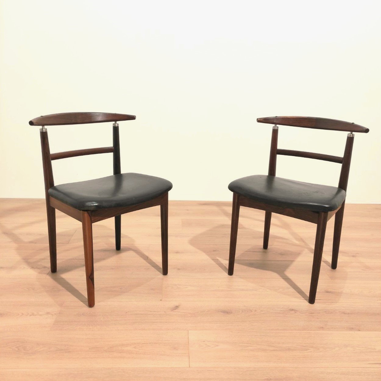 coppia, sedie, palissandro, pelle, nera, Sibast, furniture,pair, of, chairs, by, Sibast, madeindenmark, Danimarca, Denmark, design, by, Helge, Sibast, &, Borge, Rammeskov, 1962, anni50, anni60, 1950s, 1960s, 