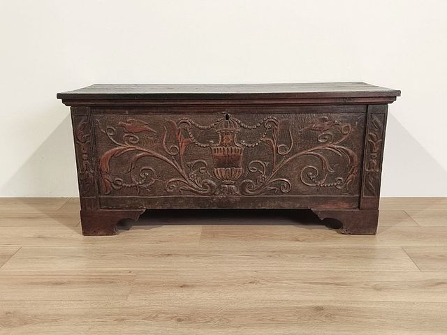 cassone, antico, legno, scolpito, intagliato, motivi, vegetali, animali, Italia, XIXsec, 