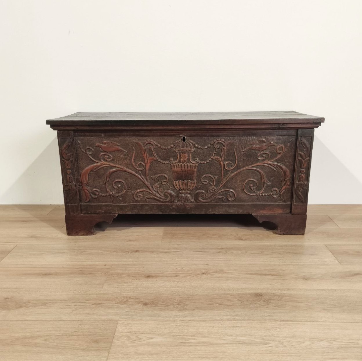 cassone, antico, legno, scolpito, intagliato, motivi, vegetali, animali, Italia, XIXsec,