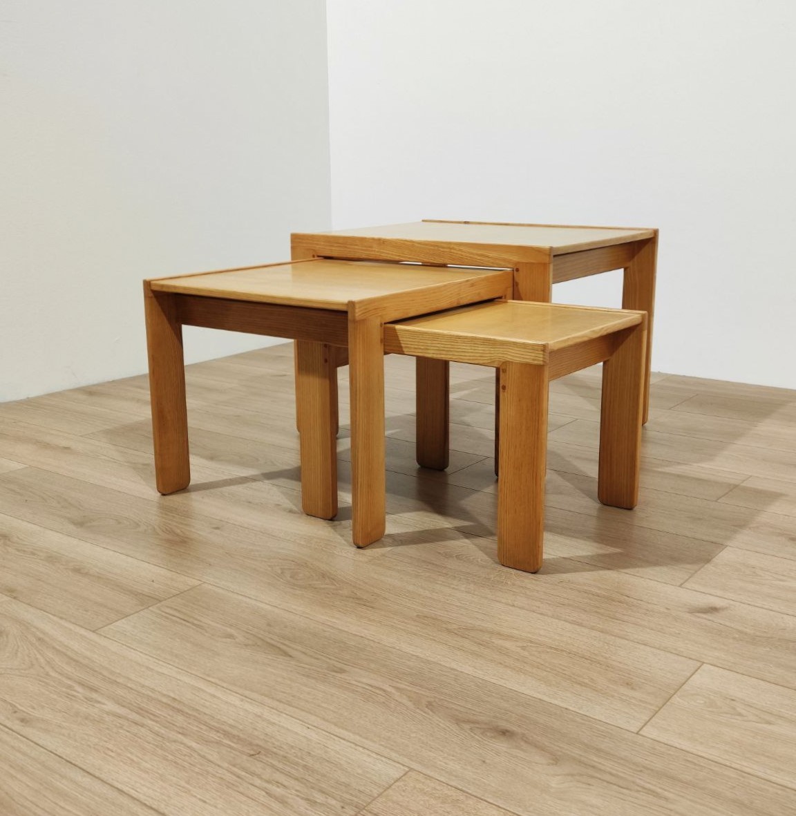 Set, 3, tavolini, nido, legno, frassino, disegner, Afra, Tobia, Scarpa, Cassina, modello777, Etichette, carta, Cassina, Italia, anni60, three, ash, nesting, tables, designed, by, Afra, Tobia, Scarpa, Cassina, model, no777, Italy, 1960s, 