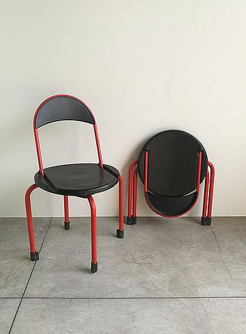 Quattro sedie pieghevoli in metallo e plastica modello clack della ditta Lamm