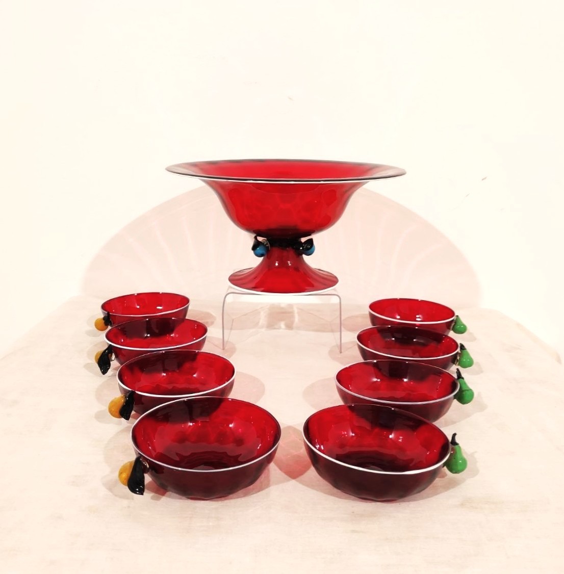 Barovier, anni20, servizio, macedonia, dessert, dolce, vetro, soffiato, rosso, pere, vetro, giallo, verde, celeste, anni30, 1919, 1934, Murano, Barovier, Italia, antiquariato, antiques, red, glass, blowing, 1920s, 1930s, 