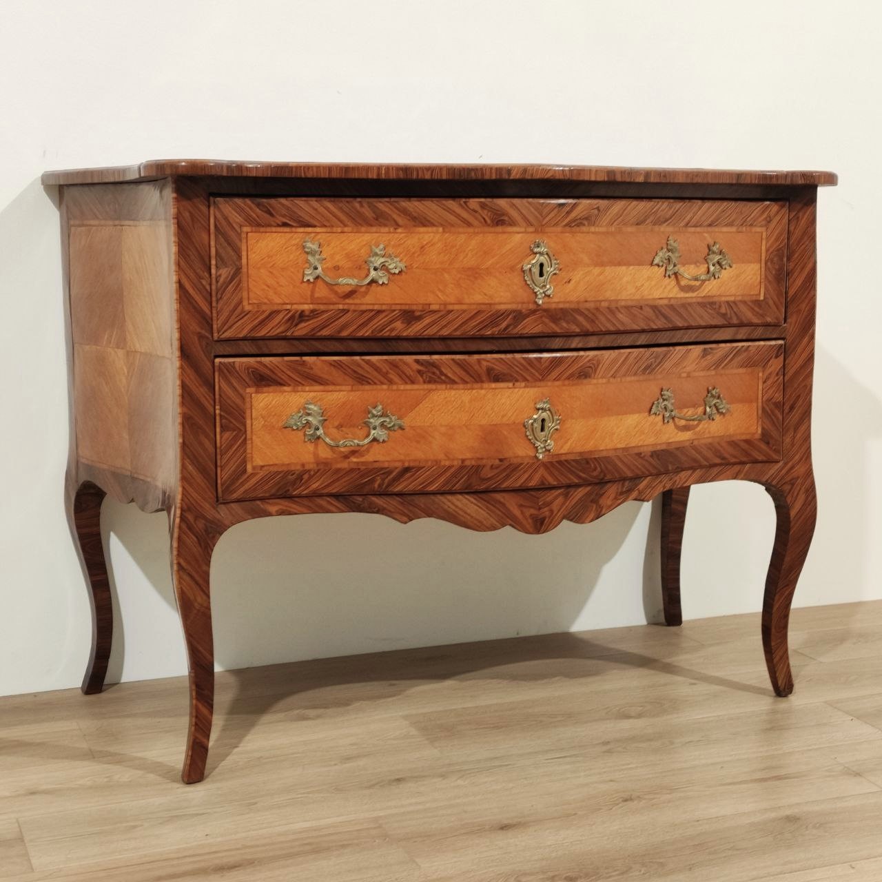 cassettone, metà, 1700, due, cassetti, capienti, lastronato, satinwood, legnoseta, Ceylonsatinwood, legno, citronnier, bois, de, violette, filettato, bois, de, rose, mobile, mosso, fronte, fianchi, Italia, metà, XVIIIsecolo,