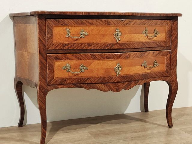 Cassettone mosso in satinwood Italia metà XVIII secolo cassettone, metà, 1700, due, cassetti, capienti, lastronato, satinwood, legnoseta, Ceylonsatinwood, legno, citronnier, bois, de, violette, filettato, bois, de, rose, mobile, mosso, fronte, fianchi, Italia, metà, XVIIIsecolo,