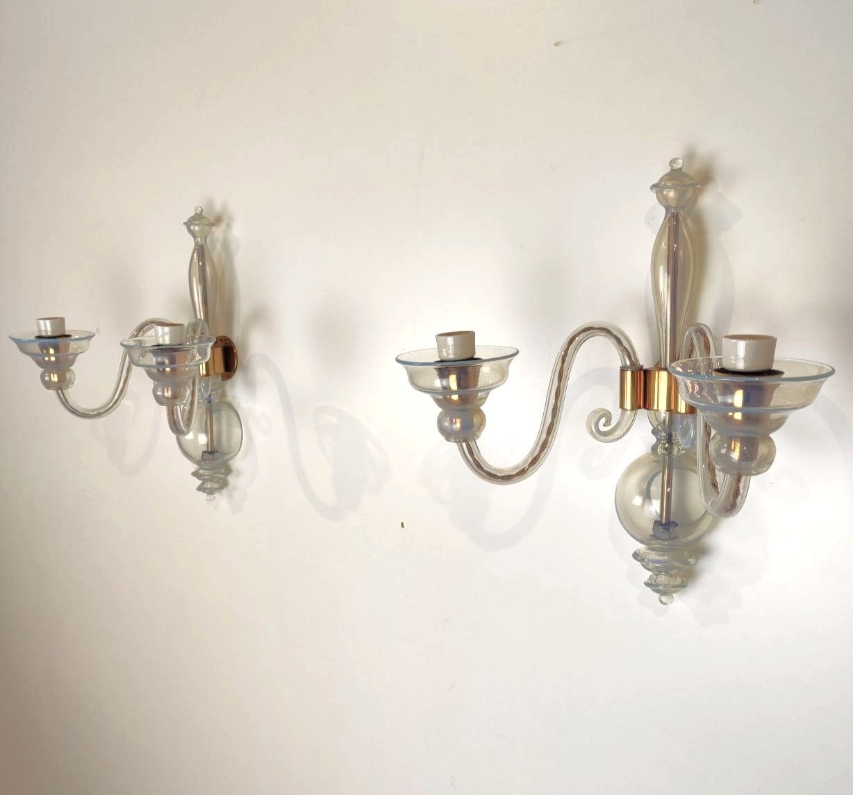 coppia, lampade, parete, appliques, ciascuna, due, luci, Seguso, lampade, vetro, trasparente, opalino, lattimo, azzurrino, struttura, ottone, Murano, anni50, opal, glass, Murano, lamp, Seguso, 1950s, 