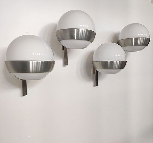 Quattro, 4, appliques, disegnate, PiaGuidettiCrippa, LUMI, LumiMilano. Struttura, acciaio, alluminio, satinato, paralume, sfera, vetro, lattimo, Italia, anni70, set, four, wall, lamps, designed, by, Pia, Guidetti, Crippa, for, Lumi Milano, Steel, satin-finish, aluminum, frame, milky, glass, sphere, shade, Italy, 1970s,