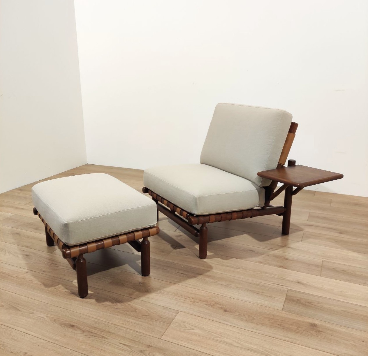 Ilmari, Tapiovaara,modello, IT57, Paolo, Arnaboldi, loung, chair, 1957, 1950s, madeinitaly, poltrona, tavolino, poggiapiedi, cuoio, legno, teak, tessuto, anni50, Permanente, Selettiva, Mobili, Cantù,