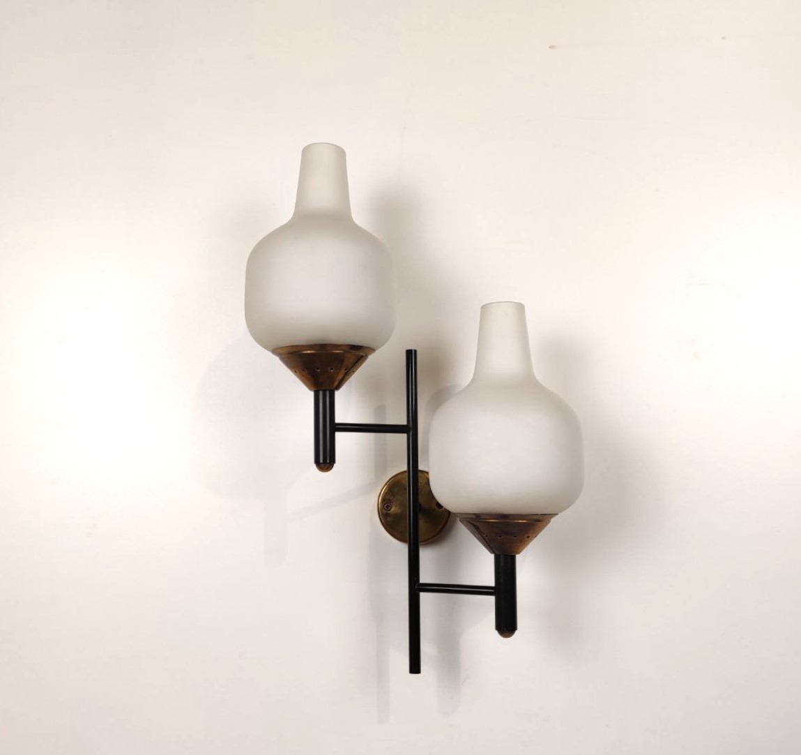 Applique, due, luci, vetro, incamiciato, satinato, ottone, metallo, verniciato, nero, Produzione, Stilnovo, Italia, anni50, Two-light, wall, lamp, layered, glass, satin, finish, brass, black-painted, metal, Stilnovo, Italy, 1950s.