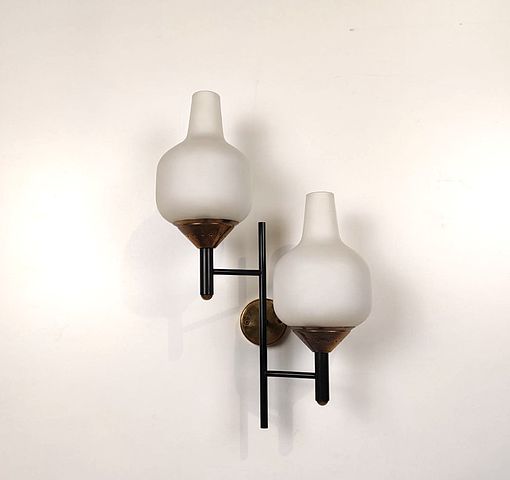 Applique, due, luci, vetro, incamiciato, satinato, ottone, metallo, verniciato, nero, Produzione, Stilnovo, Italia, anni50, Two-light, wall, lamp, layered, glass, satin, finish, brass, black-painted, metal, Stilnovo, Italy, 1950s.