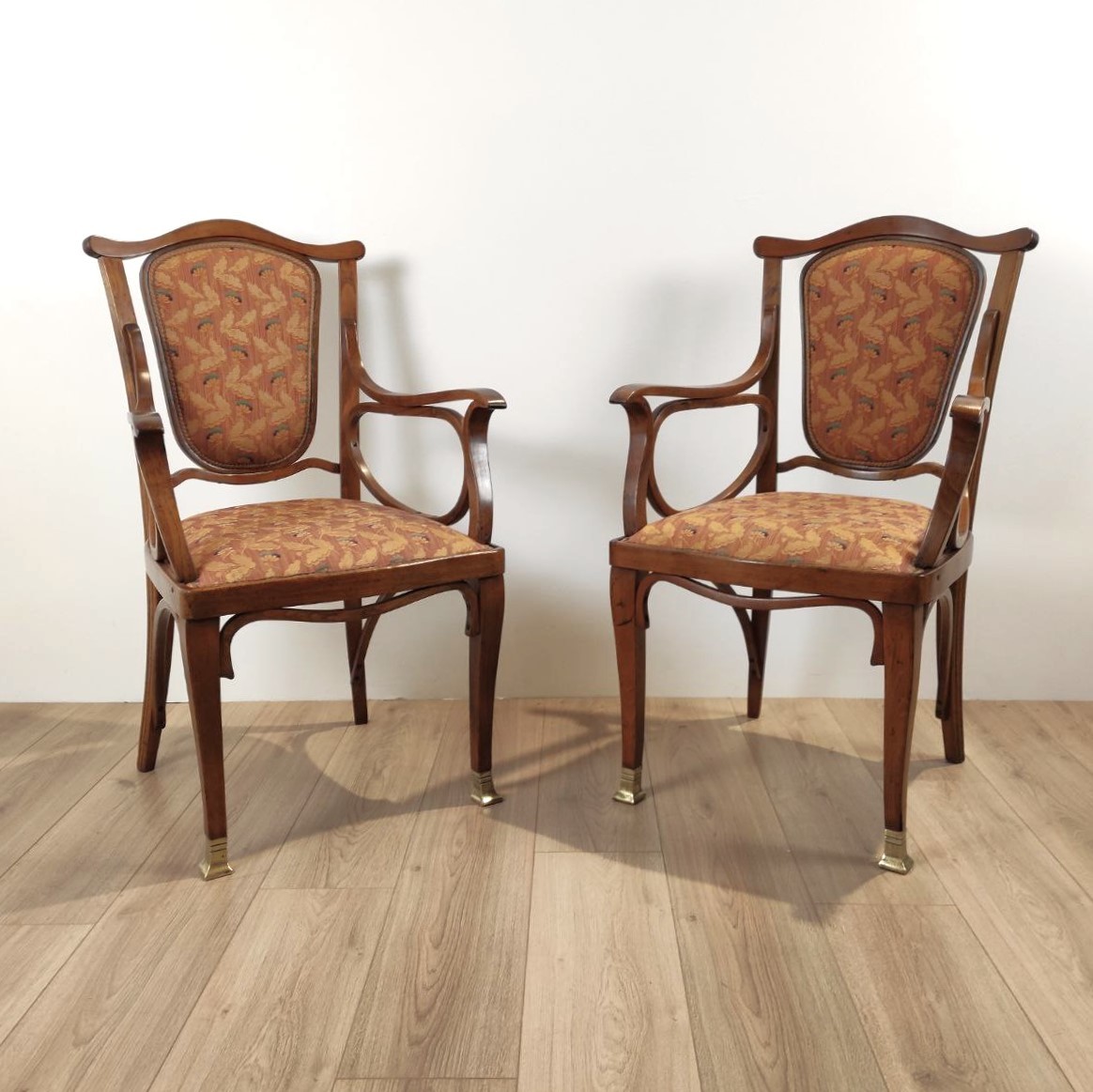 Coppia, poltrone, poltroncine, sedie, braccioli, legno, faggio, curvato, seduta, schienale, imbottite, tessuto, Jacob&JosephKohn, Wien, Austria, modello, numero, 326/F, catalogo, 1906, Marchio, impresso, fuoco, Vienna, iniziXXsec, Pair, of, chairs, with, armrests, bent, beech, wood, fabric, Jacob, and, Joseph, Kohn, Vienna, Austria, model, no326/F, 1906, catalog, XXcentury, 