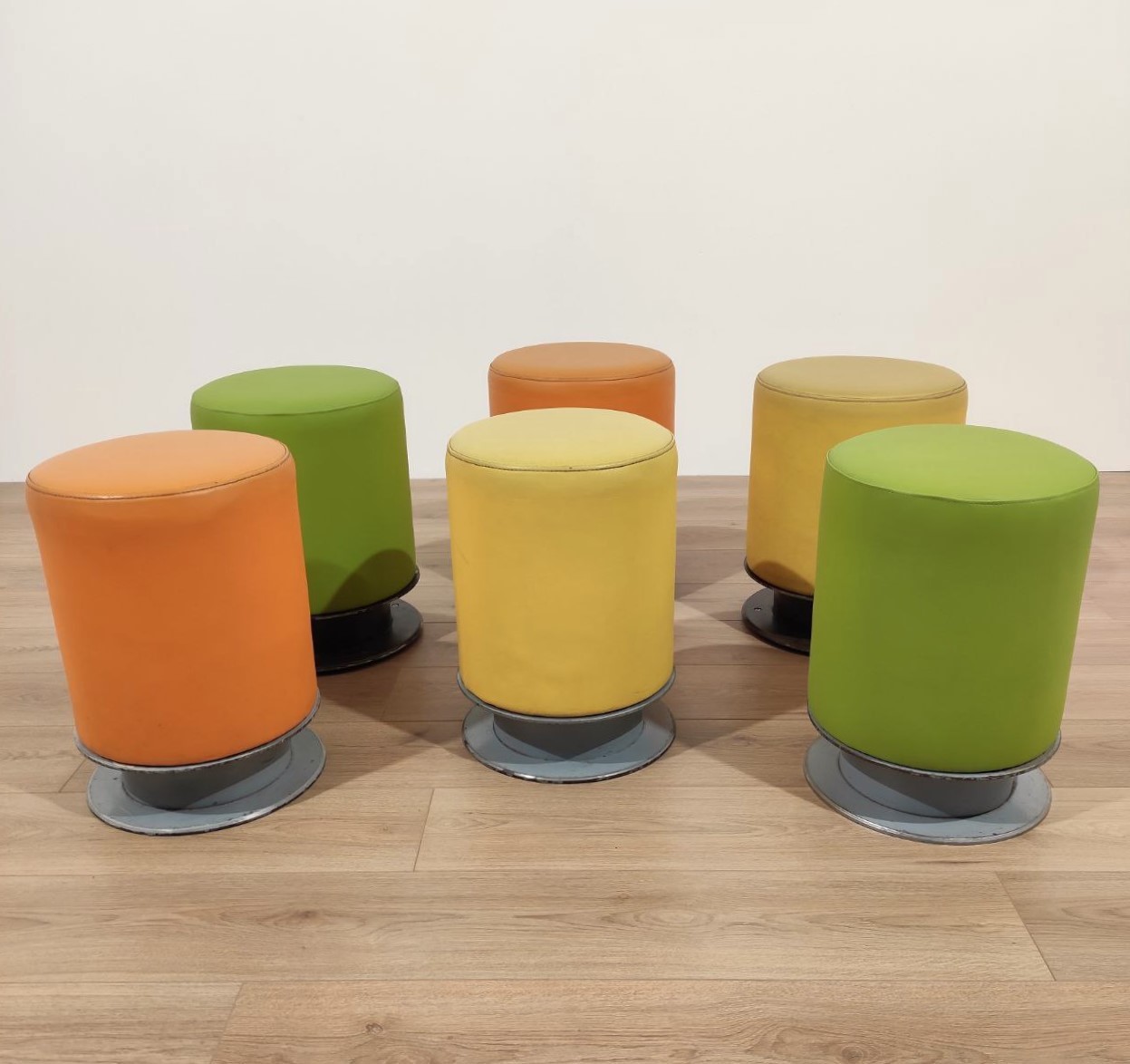 sgabelli, pouf, vinile, verde, giallo, arancione, base, metallo, grigio, marrone, Italia, anni60, anni70, Italian, stools, metal, base, vinyl, green, yellow, orange, 