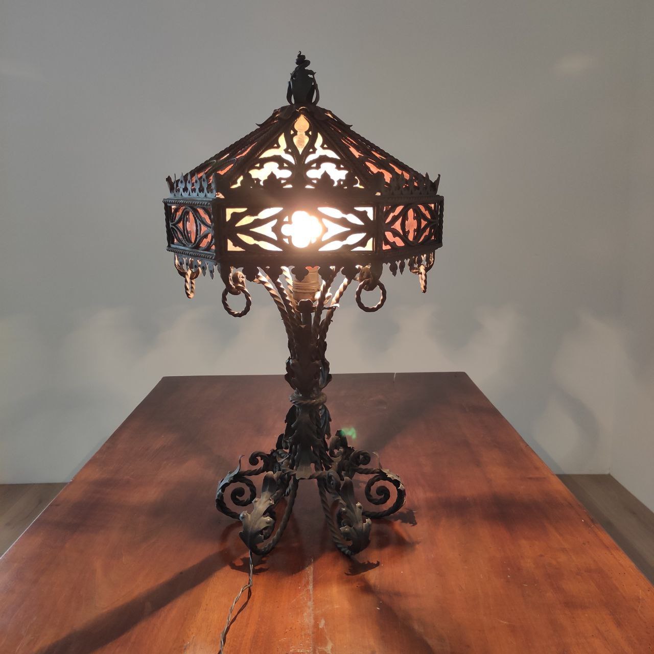 lampada, tavolo, ferro, battuto, Prazio, artista, artigiano, ferro, Liberty, ArtNouveau, artdeco, art, deco, Italia, fine 800, inizi 900, 