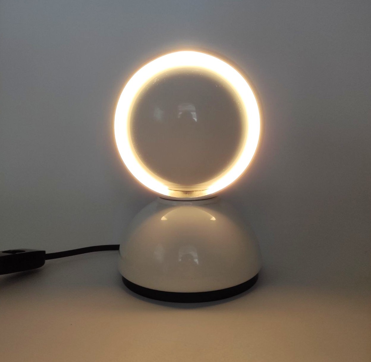 Eclisse, Artemide, design, Vico, Magistretti, 1965, Compasso, doro, 1967, lampada, tavolo, bianca, originale, white, lamp, 1960s, Italy, 