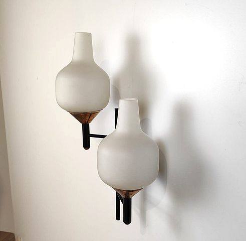 Applique, due, luci, vetro, incamiciato, satinato, ottone, metallo, verniciato, nero, Produzione, Stilnovo, Italia, anni50, Two-light, wall, lamp, layered, glass, satin, finish, brass, black-painted, metal, Stilnovo, Italy, 1950s.
